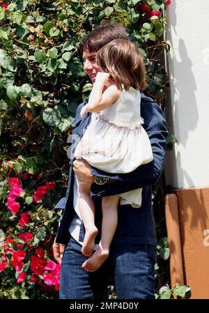 Tom und Suri Cruise besuchen Katie Holmes am Set von „Eli Stone“ an der historischen Union Station in Los Angeles. Tom und Suri wurden am Set abgeholt und zurück zu Katies Wohnwagen gefahren. Tom kehrte dann ohne Suri zum Set zurück, um Katie etwa eine Stunde später abzuholen. Tom wurde gesehen, wie er Suris Puppe trug, die sie am Set vergessen hatte. Los Angeles, Kalifornien. 7/15/08. Stockfoto