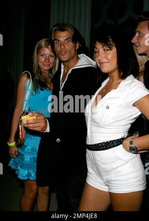 Playboy-Model Shauna Sands Ex, Roman Chavent, ist bei den Damen sehr beliebt. Er macht bei ein paar weiblichen Fans einen ziemlichen Aufstand, während er im Nachtclub Foxtail ist. Los Angeles, Kalifornien. 7/24/08. Stockfoto