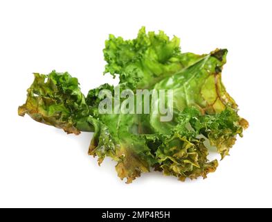 Leckere, gebackene Grünkohlchips, isoliert auf Weiß Stockfoto