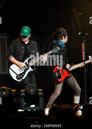 Der Fall Out Boy tritt im Rahmen des 2008 Y100 Jingle Ball im Bank Atlantic Center in Sunrise, FL, live auf. 12/13/08. Stockfoto