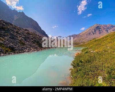 Bergsee ruhiges Türkis mit klarem Wasser Karakabak im Altai-Gebirge mit Schnee und Gletschern. Stockfoto