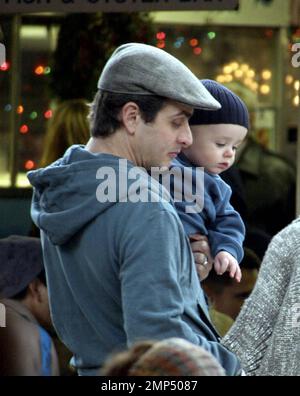 NKOTB-Mitglied Joey McIntyre, Frau Barrett und Sohn Griffin verbringen Zeit zusammen, um an Heiligabend im The Grove in Los Angeles in letzter Minute ein kleines Weihnachtsgeschäft zu machen. Griffin feierte am 20. November seinen ersten Geburtstag. Los Angeles, Kalifornien. 12/24/08. Stockfoto