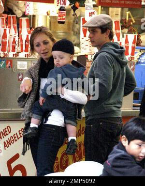 NKOTB-Mitglied Joey McIntyre, Frau Barrett und Sohn Griffin verbringen Zeit zusammen, um an Heiligabend im The Grove in Los Angeles in letzter Minute ein kleines Weihnachtsgeschäft zu machen. Griffin feierte am 20. November seinen ersten Geburtstag. Los Angeles, Kalifornien. 12/24/08. Stockfoto