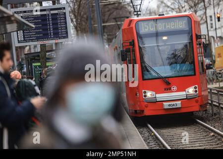 Köln, Deutschland. 31. Januar 2023. Ein Zug hält an. Ab Mittwoch sind Masken in den öffentlichen Verkehrsmitteln in Nordrhein-Westfalen nicht mehr obligatorisch. Kredit: Oliver Berg/dpa/Alamy Live News Stockfoto