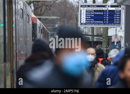 Köln, Deutschland. 31. Januar 2023. Leute, die an einer Haltestelle aus einem Zug steigen. Ab Mittwoch sind Masken in den öffentlichen Verkehrsmitteln in Nordrhein-Westfalen nicht mehr obligatorisch. Kredit: Oliver Berg/dpa/Alamy Live News Stockfoto