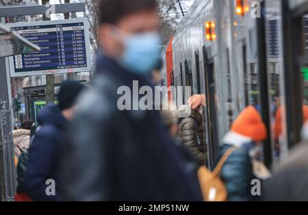 Köln, Deutschland. 31. Januar 2023. Leute steigen an einer Haltestelle in einen Zug. Ab Mittwoch sind Masken in den öffentlichen Verkehrsmitteln in Nordrhein-Westfalen nicht mehr obligatorisch. Kredit: Oliver Berg/dpa/Alamy Live News Stockfoto