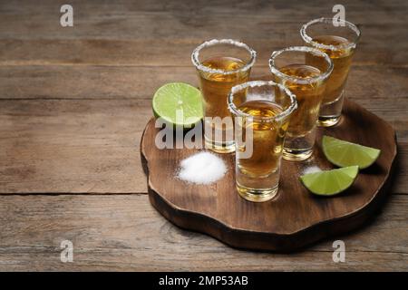 Mexikanische Tequila-Shots, Limette und Salz auf einem Holztisch Stockfoto