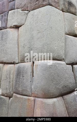 Stein-Inka-Mauerwerk in der Wand der Residenz des Erzbischofs, Cusco, Peru Stockfoto