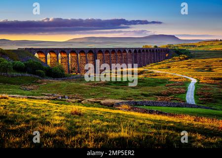 Sonnenuntergang über Ribblehead Viaduct, North Yorkshire Stockfoto
