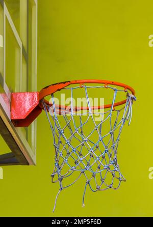 Basketballkorb auf gelbem Hintergrund. Im Fitnessstudio Stockfoto