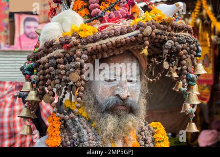 Weiße Asche bedeckt Sadhu mit einem Hut verziert mit Ringelblume Girlande Halsketten, Perlen und weißen Ratten, nur für redaktionelle Verwendung, Allahabad Kumbh Mela, WOR Stockfoto