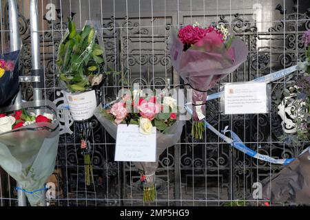 Edinburgh, Schottland, Großbritannien. 31. Januar 2023 Ein Schrein entwickelt sich mit Blumen des Beileids vor dem Kaufhaus von Jenners für den Feuerwehrmann, der an seinen Verletzungen durch den kürzlichen Gebäudebrand gestorben ist. Kredit: Craig Brown/Alamy Live News Stockfoto