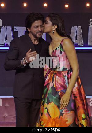 Mumbai, Indien. 30. Januar 2023. Die Bollywood-Schauspielerin Deepika Padukone (R) küsst den Schauspieler Shahrukh Khan (L) auf der erfolgreichen Pressekonferenz ihres neuen Films „Pathaan“ in Mumbai. Kredit: SOPA Images Limited/Alamy Live News Stockfoto