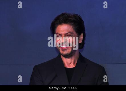 Mumbai, Indien. 30. Januar 2023. Der Bollywood-Schauspieler Shahrukh Khan lächelt während der erfolgreichen Pressekonferenz seines kürzlich erschienenen Films „Pathaan“ in Mumbai. Kredit: SOPA Images Limited/Alamy Live News Stockfoto