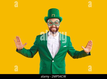 Tag Der Patricks. Nachdenklicher bärtiger Mann mit Koboldhut und Flora im Mund. Stockfoto