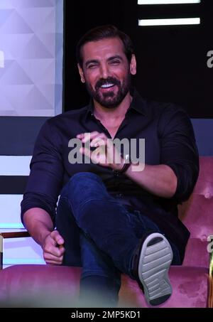 Mumbai, Indien. 30. Januar 2023. Bollywood-Schauspieler John Abraham lächelt während der erfolgreichen Pressekonferenz seines kürzlich erschienenen Films „Pathaan“ in Mumbai. Kredit: SOPA Images Limited/Alamy Live News Stockfoto