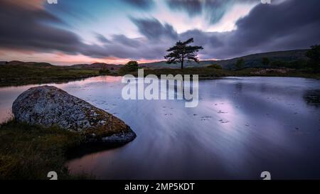 Kelly Hall Tarn im englischen Lake District bei Sonnenuntergang Stockfoto
