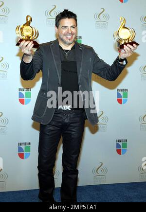 Luis Enrique feiert seinen Premio Lo Nuestro Award 2010 in der American Airlines Arena in Miami, FL. 2/18/10. Stockfoto