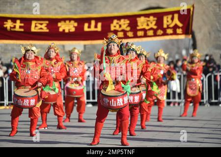 (230131) -- SHIJIAZHUANG, 31. Januar 2023 (Xinhua) -- Schauspieler in traditionellen chinesischen Kostümen führen Kriegstrommeln zur Feier des bevorstehenden Latern Festivals in der antiken Stadt Zhengding in Shijiazhuang, Nordchina Provinz Hebei, am 31. Januar 2023 auf. Das Lantern Festival, der 15. Tag des ersten Monats des chinesischen Mondkalenders, findet am 5. Februar dieses Jahres statt. Das Festival bietet Familientreffen, Feste, Lichtshows und verschiedene kulturelle Aktivitäten. (Foto: Zhang Xiaofeng/Xinhua) Stockfoto