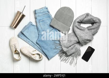 Flach liegend mit stilvoller Kleidung auf weißem Holzhintergrund Stockfoto