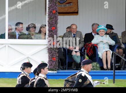 Königin Elizabeth II. Und Prinz Philip, Duke of Edinburgh, sehen die jährliche Braemar-Versammlung und Highland Games im Princess Royal and Duke of Fife Memorial Park. Braemar, Schottland, Großbritannien. 3. September 2011 Stockfoto