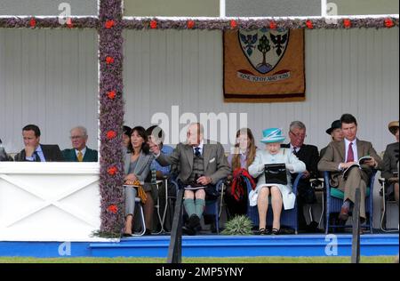 Königin Elizabeth II. Und Prinz Philip, Duke of Edinburgh, sehen die jährliche Braemar-Versammlung und Highland Games im Princess Royal and Duke of Fife Memorial Park. Braemar, Schottland, Großbritannien. 3. September 2011 Stockfoto