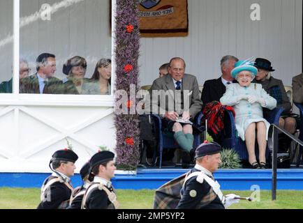 Königin Elizabeth II. Und Prinz Philip, Duke of Edinburgh, sehen die jährliche Braemar-Versammlung und Highland Games im Princess Royal and Duke of Fife Memorial Park. Braemar, Schottland, Großbritannien. 3. September 2011 Stockfoto