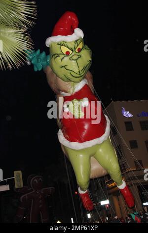 Allgemeine Atmosphäre der Hollywood Christmas Parade zum 80. Jahrestag auf dem Hollywood Blvd. Los Angeles, Kalifornien. 27. November 2011 . Stockfoto