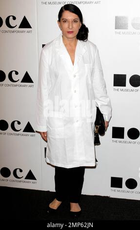 Darstellerin Marina Abramovic nimmt an der 2011. Jährlichen MOCA Gala Teil, „Manifest zum Leben eines Künstlers“, die im Museum of Contemporary Art stattfindet. Los Angeles, Kalifornien. 12. November 2011 Stockfoto