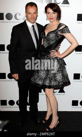 Schauspieler Jonny Lee Miller und Michele Hicks, die an der 2011. Jährlichen MOCA-Gala „Manifest zum Leben eines Künstlers“ im Museum of Contemporary Art teilnehmen. Los Angeles, Kalifornien. 12. November 2011 . Tel.: 305 542 9275 oder 954 698 6777. Stockfoto