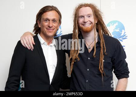 Newton Faulkner und Gründer Jeremy Gilley nehmen an der Friedensfeier 2011 „Global Waffence“ Teil, die in der O2 Arena in London, Großbritannien, stattfindet. 21. September 2011 Stockfoto