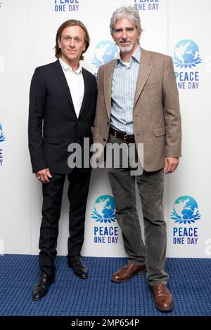 Damon Hill und Gründer Jeremy Gilley nehmen an der Friedensfeier 2011 „Global Waffence“ Teil, die in der O2 Arena in London, Großbritannien, stattfindet. 21. September 2011 Stockfoto