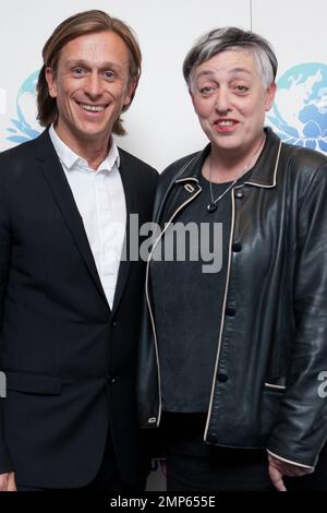 Ruth MacKenzie und der Gründer Jeremy Gilley nehmen an der Peace One Day Celebration 2011 „Global Waffence“ Teil, die in der O2 Arena in London, Großbritannien, stattfindet. 21. September 2011 Stockfoto