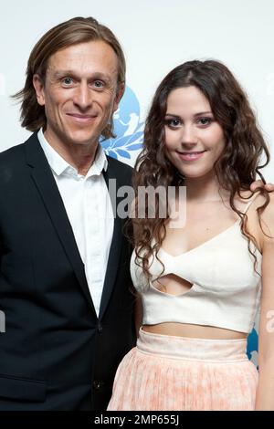 Eliza Doolittle und Gründer Jeremy Gilley nehmen an der Peace One Day Celebration 2011 „Global Waffence“ Teil, die in der O2 Arena in London, Großbritannien, stattfindet. 21. September 2011 Stockfoto