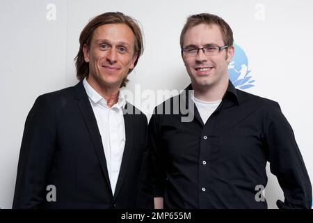 Liam Burns und der Gründer Jeremy Gilley nehmen an der Friedensfeier 2011 „Global Waffence“ Teil, die in der O2 Arena in London, Großbritannien, stattfindet. 21. September 2011 Stockfoto