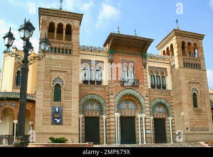 Das Museum für Kunst und Beliebte Bräuche Sevillas besetzt den Mudéjar-Pavillon, der 1914 im María Luisa Park Sevilla Andalusien Spanien erbaut wurde Stockfoto