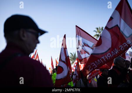 Schön, Frankreich. 31. Januar 2023. Eine Demonstration gegen den Rentenreformplan der französischen Regierung in Nizza im Rahmen eines Nationalstreiks und Protesttages in Frankreich am 31. Januar 2023. Foto von Shootpix/ABACAPRESS.COM Kredit: Abaca Press/Alamy Live News Stockfoto