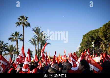 Schön, Frankreich. 31. Januar 2023. Eine Demonstration gegen den Rentenreformplan der französischen Regierung in Nizza im Rahmen eines Nationalstreiks und Protesttages in Frankreich am 31. Januar 2023. Foto von Shootpix/ABACAPRESS.COM Kredit: Abaca Press/Alamy Live News Stockfoto