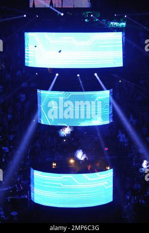 Steve Angello, Axwell und Sebastian Ingrosso von „Swedish House Mafia“ treten live auf der Bühne auf, während des iHeartRadio Music Festivals 2012 in der MGM Grand Garden Arena im MGM Grand Resort & Casino in Las Vegas, NV, stattfindet. 21. September 2012 Stockfoto