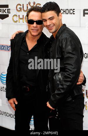 Schauspieler Jean-Claude Van Damme (L) mit dem Sohn des Schauspielers Kristopher Van Varenberg bei den Spike TV's 2012 „Guys Choice Awards“ in den Sony Studios in Los Angeles, Kalifornien. 2. Juni 2012 . Stockfoto