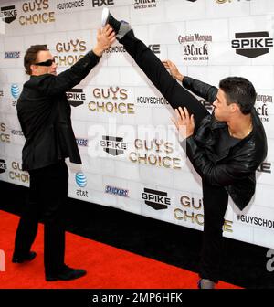 Schauspieler Jean-Claude Van Damme (L) mit dem Sohn des Schauspielers Kristopher Van Varenberg bei den Spike TV's 2012 „Guys Choice Awards“ in den Sony Studios in Los Angeles, Kalifornien. 2. Juni 2012 . Stockfoto