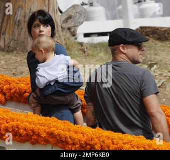 Selma Blair, Freund Jason Bleick und ihr Sohn Arthur Saint Bleick beim dritten jährlichen Veuve Clicquot Polo Classic im will Rogers State Historic Park in den Pacific Palisades. Los Angeles, Kalifornien. 6. Oktober 2012. Stockfoto