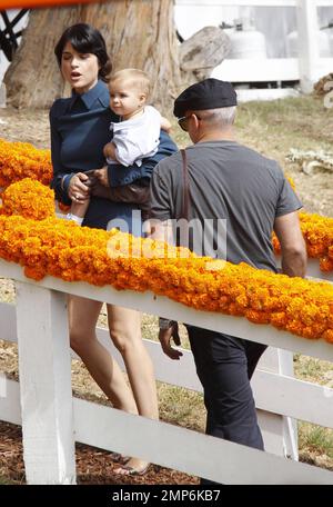 Selma Blair, Freund Jason Bleick und ihr Sohn Arthur Saint Bleick beim dritten jährlichen Veuve Clicquot Polo Classic im will Rogers State Historic Park in den Pacific Palisades. Los Angeles, Kalifornien. 6. Oktober 2012. Stockfoto