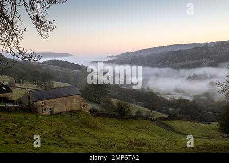 Wolkeninversion im Peak Distrrict Derbyshire England UK Stockfoto