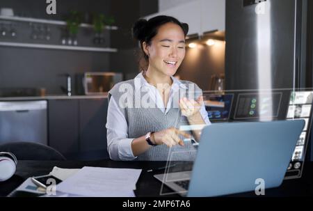 Laptop, futuristisches Hologramm und Frau in der Küche lachen über lustiges Meme. Freiberufler, Telearbeiter und asiatische Frau, die auf einen Computer mit 3D zeigt Stockfoto