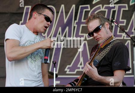 Brad Arnold (L) und Matt Roberts von 3 Doors Down treten vor dem Start des GAINSCO Auto Insurance Indy 300 auf dem Homestead-Miami Speedway in einem Konzert auf. Homestead, Florida. 03/29/08. Stockfoto