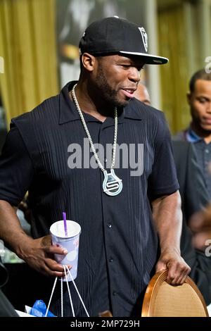 Rapper Curtis „50 Cent“ Jackson nimmt an der Pressekonferenz Mayweather gegen Cotto Teil, nachdem Mayweather Cotto im MGM Grand Resort & Casino besiegt hatte. Las Vegas, Nevada 5. Mai 2012 . Stockfoto