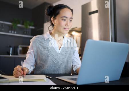 Schriftsteller, Notebook und Geschäftsfrau aus Asien mit Laptop, der zu Hause an Berichten, Online-Angeboten und Projekten arbeitet. Remote-Arbeit, Start-up und weibliche Mitarbeiterin Stockfoto