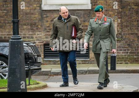 Downing Street, London, Großbritannien. 31. Januar 2023 Ben Wallace MP, Secretary of State for Defence, nimmt an der wöchentlichen Kabinettssitzung in der Downing Street 10 Teil, mit Generalstabschef Sir Patrick Sanders KCB CBE DSO ADC Gen. Foto von Amanda Rose/Alamy Live News Stockfoto