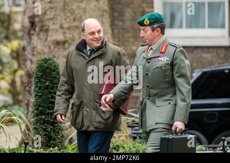 Downing Street, London, Großbritannien. 31. Januar 2023 Ben Wallace MP, Secretary of State for Defence, nimmt an der wöchentlichen Kabinettssitzung in der Downing Street 10 Teil, mit Generalstabschef Sir Patrick Sanders KCB CBE DSO ADC Gen. Foto von Amanda Rose/Alamy Live News Stockfoto